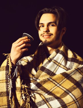 Gülümseyen sakallı adam.