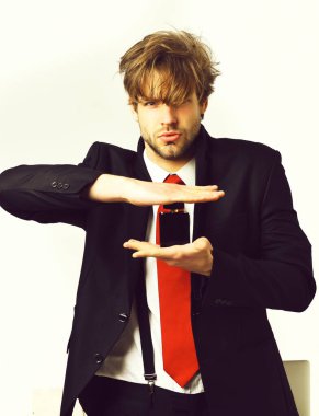 Beyaz tenli, parfümlü beyaz bir adam.