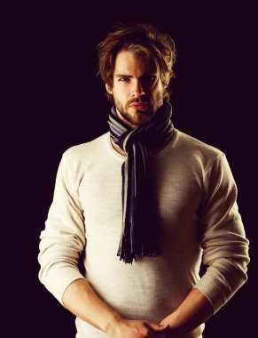 Sakallı maço güvenle arıyor bağlı çizgili eşarp ile