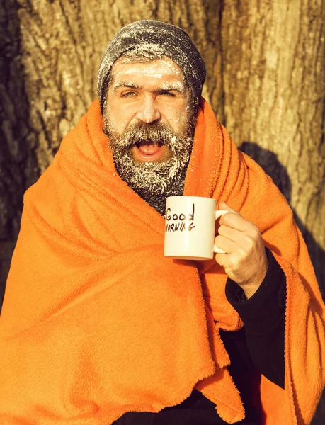 Bardaklı battaniyeli adam — Stok fotoğraf