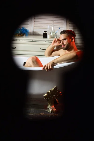 Macho istuu alasti kylpyammeessa unenomainen kasvot — kuvapankkivalokuva