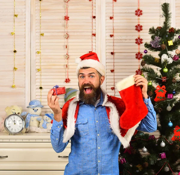 Άγιος Βασίλης με χαρούμενο πρόσωπο κοντά στο χριστουγεννιάτικο δέντρο — Φωτογραφία Αρχείου