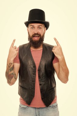 Eski moda ve klasik. Beyaz adam eski moda şapka aksesuarlarını ya da başlıkları işaret ediyor. Silindir şapkalı sakallı adam klasik tarzda. Bıyıklı, sakallı, klasik şapkalı hippi.