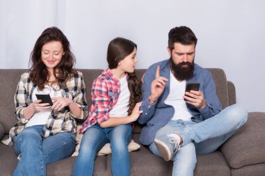 Duygularımı incittin. Çocuğu görmezden gelmeyi bırak. İnternete takıldım. Görmezden gelinen çocuk. İnternetteki akıllı telefonlarda sörf yapan ebeveynler. Baba ve anne, kızının ihtiyaçlarını görmezden geliyorlar. Kötü alışkanlıklar. Ebeveynlik başarısızlığı. Yoksayılan bebek
