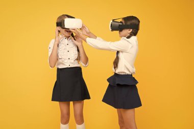 Deneyimler projeleri iletişim kurar ve yönetir. Çocuklar modern Vr teknolojisini kullanıyor. Sanal gerçeklik. Vr kulaklık. Gelecekteki eğitim. Çocuk kız öğrenciler kablosuz Vr gözlük takıyor. Artırılmış gerçekliği keşfetmek