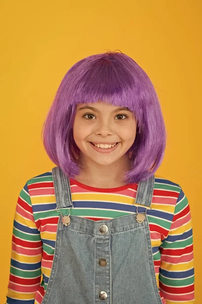 Colorir o cabelo das crianças grande maneira atualização traje. Muda de cor. Tendência de cabelo fantasia. Menina com penteado vibrante brilhante. Conceito de peruca artificial. Pigmento cabelo tingido. Liberdade crescente para a auto-expressão — Fotografia de Stock