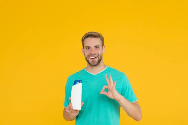 Soins personnels. thérapie de bain parfaite. assistant de magasin amical. homme heureux tenir bouteille de shampooing. Un type qui lave ses cheveux avec de la mousse. coiffeur et salon de coiffure. publicité de gel hydratant médical — Photo