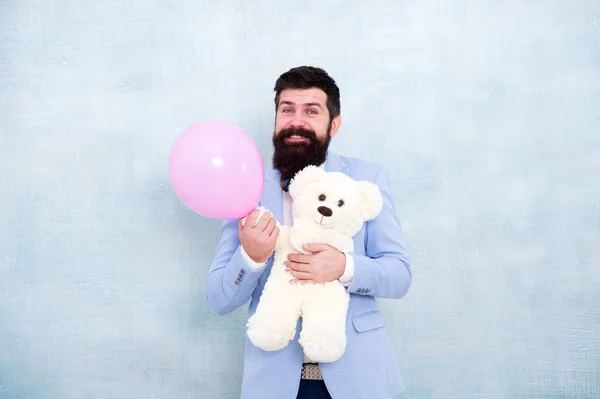 Macho listo cita romántica. Día de las mujeres. Estereotipo de vacaciones románticas. Día de San Valentín. El hombre usa corbata de moño. Hombre romántico con osito de peluche y globo aerostático esperando novia. Regalo romántico —  Fotos de Stock