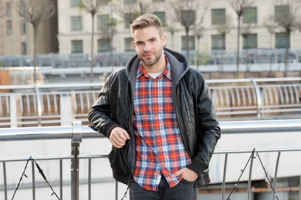 Le gusta el otoño. Hombre caucásico en el día de otoño. Chico guapo usar el estilo de otoño de moda. Cómodo atuendo de otoño. Estilo de vida urbano. Armario de otoño de moda para hombres — Foto de Stock