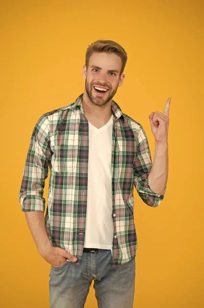 Buena idea. inspirado fondo amarillo estudiante. Hazte quedar bien. moda casual para los hombres. Trajes masculinos y mira. hombre con estilo en ropa de moda. hombre guapo en camisa a cuadros y jeans — Foto de Stock