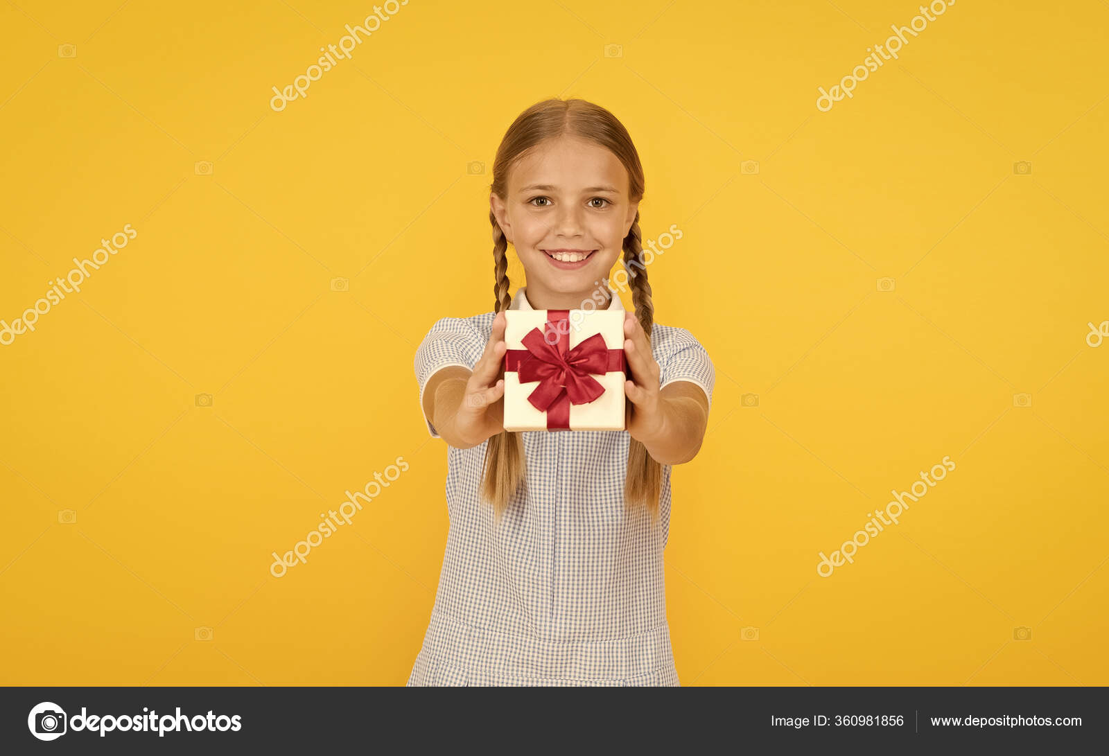 Agreable Shopping Enfant Heureux Dans Un Look Vintage Joyeux Anniversaire Vente De Courses Scolaires A L Agreable Shopping Enfant Heureux Dans Un Look Vintage Joyeux Anniversaire Vente De Courses Scolaires A L