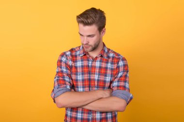 Mükemmel saç stili. Erkek berber dükkanında tımar yapıyor. Moda modası. Yakışıklı bir manken portresi. Karizmatik bir adam kareli gömlek giyiyor. Ekose gömlekli, kolları çaprazlanmış bir adam. Moda saç kesimi