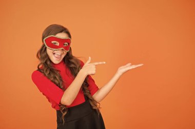 Gizemli misafir. Anonim olarak halka açık bir etkinliği ziyaret et. Yeni yıl partisi. Karnaval partisi. Maskeli balo konsepti. Çocuk göz maskesi takıyor. Maske takan bir kız. Etkinlik ve eğlence. Parti kutlaması