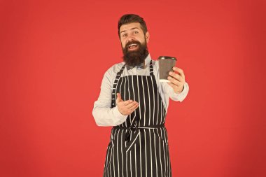 Bu senin için. Sakallı adam kahveyi al götür. Kafedeki vahşi garson. Olgun kırmızı arka plan. Yetenekli bir hizmetçi. Barista hipster şef önlüğü. Kendine güvenen zarif bir barmen. erkek kahve içer