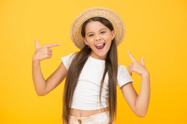 Mükemmel kıyafet. Saman plaj şapkalı mutlu çocuk. Yaz tatili ve tatil. Harika bir ruh hali ve boş zaman. Çocuk modası ve güzellik. Mutlu çocukluk. hasat ve tarım konsepti. Ilık bahar günü