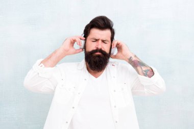 Rahatlatıcı. Müzikle yürümek. Yeni teknoloji. Sakallı adam kulaklık takıyor. Vahşi hippi müzik dinler. Akışına bırak. ilham verici kulaklık kullanıcısı. En sevdiği şarkı. saf ses