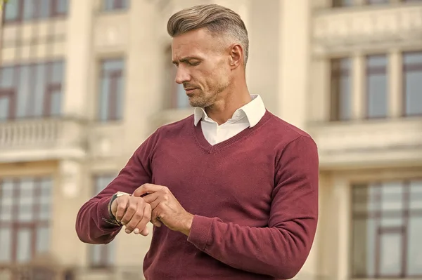 Víc než jen zařízení na určování času. Koukněte na hlídku ve městě. Hezký muž nosí náramkové hodinky. Používání chytrých hodinek v osobním a obchodním životě. Moderní životní styl. Jeho hodinky jsou odrazem jeho stavu — Stock fotografie