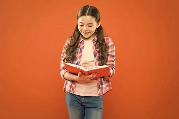 Chica linda anotar notas de ideas. Notas para recordar. Escribe ensayo o notas. Ejercicio de escritura libro de trabajo. Tomando notas. Niño haciendo la tarea de escribir en el libro de trabajo. La chica sostiene el libro y la pluma. Lengua de estudio — Foto de Stock