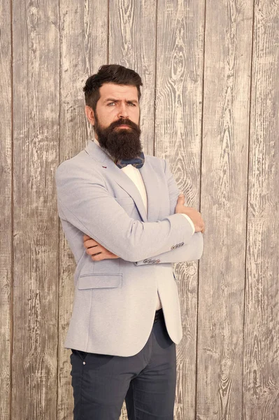 Barbiere in stile gentiluomo. Concetto da barbiere. Barba e baffi. Un tipo ben curato, un bel hipster barbuto che indossa lo smoking. Barbiere offerta gamma di pacchetti per lo sposo. Abito da sposa romantico — Foto Stock