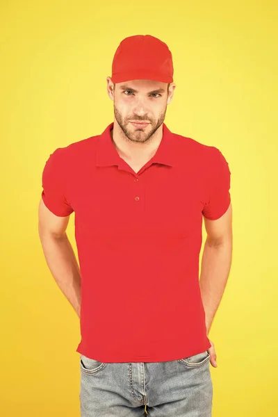 Ya está listo. Facilitar su negocio. Servicio de entrega. Vendedor y mensajero de carrera. Servicio de mensajería y entrega. Repartidor de carteros. Hombre gorra roja fondo amarillo. Entrega de compra — Foto de Stock