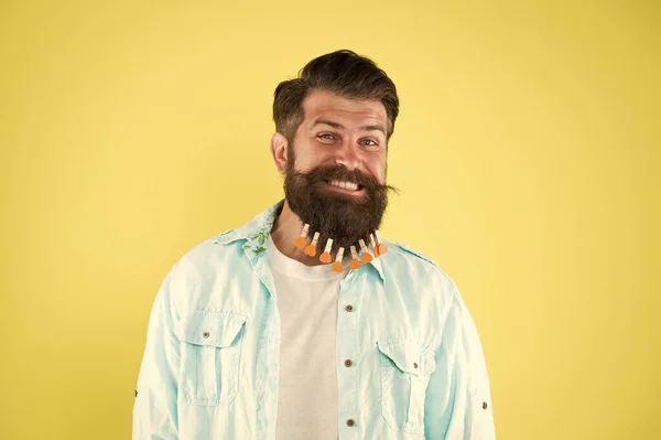 Beleza e moda. secagem de cabelo na barbearia. conceito cabeleireiro. homem varinha na barba. macho brutal colocar varinha com corações na barba. Homem barbudo hipster estilo casual. Lavandaria após lavagem — Fotografia de Stock