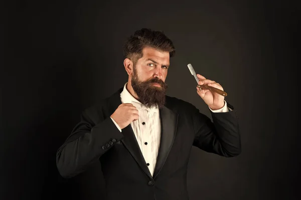 Stagione dei baffi. Gli uomini d'affari indossano barba e baffi lunghi. Uomo barbuto con i capelli baffi alla moda. Baffi da barba con lama rasoio. Padrone maschio. Barbiere. Barbieri — Foto Stock