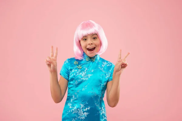 조각. 분홍색 머리 가발을 쓴 동양 소녀. 작은 일본 소녀. 전통적 인 중국 옷입은 행복 한아이. 중국어 신년. 멋지게 생긴 어린이는 기모노를 입는다. 일본에서의 축제 날. 봄 패션 — 스톡 사진