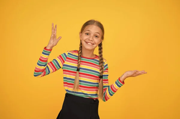 Modewinkel. Moet medeplichtig zijn. Moderne mode. Kindermode. Regenboog stijl. Schattig kind trendy en chique. Klein meisje met regenboogkleren aan. Positiviteitsconcept. Geluk. Emotioneel kind — Stockfoto