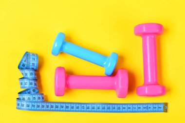 Renkli spor ekipmanlarının yanında mavi renkli santimetre