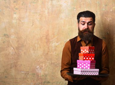 Tepside pembe, kırmızı hediyeli garson. Servis ve satın alma