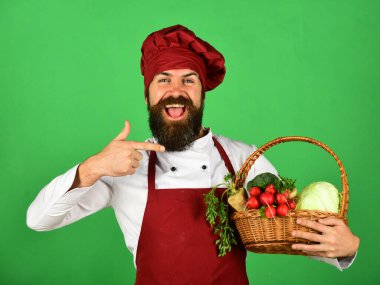 Yeşil market konsepti. Şef lahana, turp, brokoli ve havuç tutuyor.