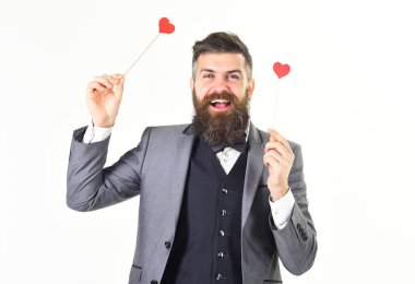 Hippi şık takım elbise ve papyon giyer..