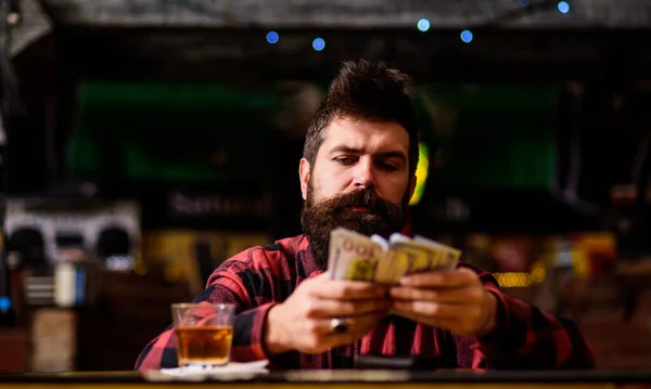 Depressie en alcoholisme concept. Kerel besteden vrije tijd in de bar, — Stockfoto