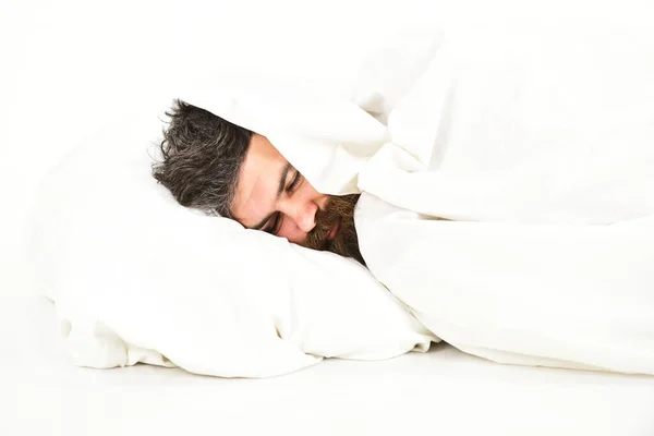 Hombre acostado en la cama, descansar, relajarse, siesta, fondo blanco . —  Fotos de Stock