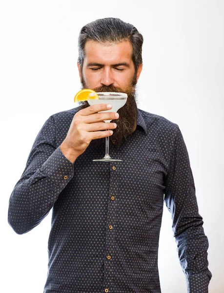 Man houdt glas, cocktail met sinaasappel, margarita — Stockfoto