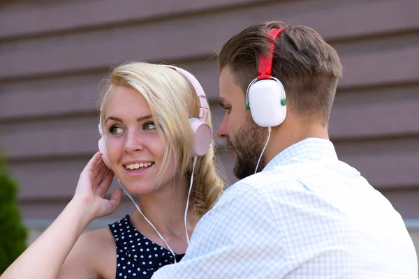 Paar verliefd luisterend naar muziek in hoofdtelefoon. — Stockfoto