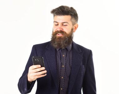 İş adamı internet hizmeti için cep telefonu kullanıyor