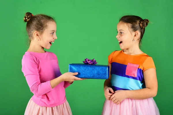 Concept surprise anniversaire. Les filles avec des visages excités posent avec des cadeaux — Photo