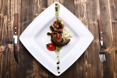 Lokantada ya da kafede bir kişilik masa servis ediliyor. Geleneksel mutfak