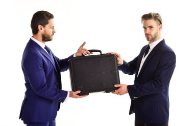 Ciddi yüzlü iş adamları siyah evrak çantası taşıyorlar..