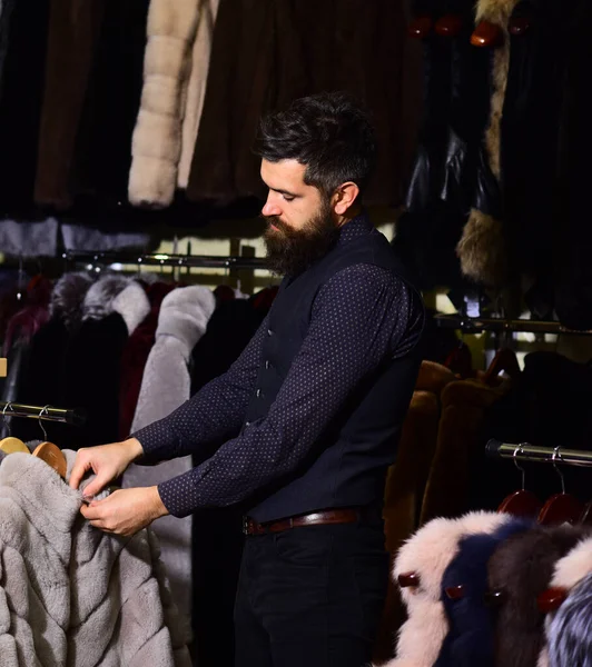 Seller in fashion shop with strict face. — Stock Photo, Image