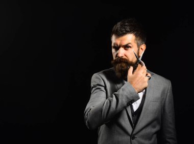 Katı yüzlü iş adamı siyah arka planda izole edildi