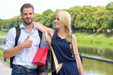 Aşık bir çift güneşli bir günde yürür.