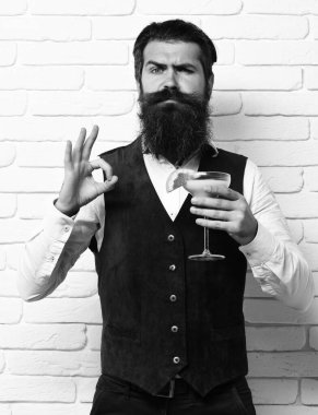 Gerçekten yakışıklı sakallı bir adam.