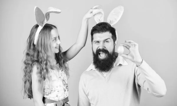 Vakantie bunny lange oren. Familietraditie concept. Vader en dochter draag bunny oren. Vader en kind vieren Pasen. Voorjaar vakantie. Pasen de geest. Pasen-activiteiten voor het hele gezin. Vrolijk Pasen — Stockfoto