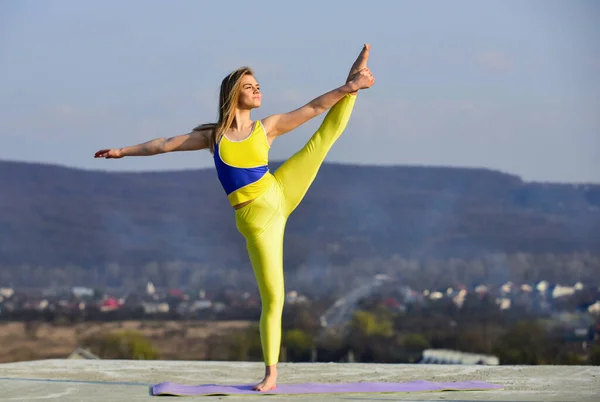 Pilates studio online. Attraktiv ung sportig kvinna tränar i utomhus gym. Morgonträning. ukrainska nationella gymnast. Akrobatik och gymnastik. Hon stack. yoga som sträcker sig utomhus — Stockfoto