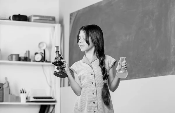 Vida ao microscópio. de volta à escola. Educação Biológica. aula de ciências com microscópio. Laboratório escolar. Tecnologia moderna. Menina pequena com frasco de laboratório. menina estudar química com tubo de ensaio — Fotografia de Stock