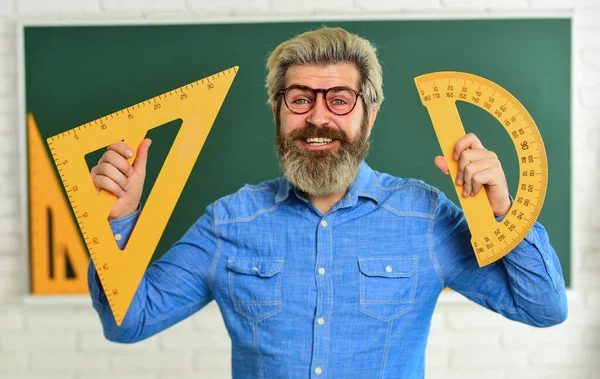 Buenas noticias. ciencias formales. feliz maestro maduro en gafas. de vuelta a la escuela. hombre ingeniería gráficos y proyectos. ciencia en la escuela moderna. Matemáticas es el tema favorito. álgebra de estudio en la universidad —  Fotos de Stock