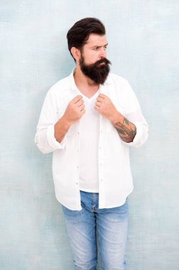 Yaz modası. Sakallı adam günlük kıyafet. Moda modeli. Sakallı, olgun, yakışıklı hippi beyaz gömlek giyiyor. Yaz koleksiyonu. Erkek giyim konsepti. Moda kıyafetleri. Tatil kıyafeti. Basit ve rahat.