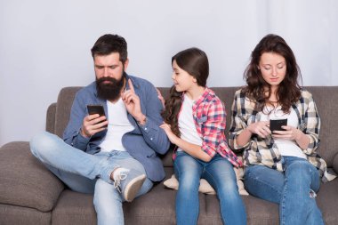 Çevrimiçi aile toplantısı. Küçük çocuk ve ebeveynler evde cep telefonu kullanırlar. Mobil iletişim. Hücresel iletişim. İletişim teknolojisi. Taşınabilir internet ve aile iletişimi. Modern hayat